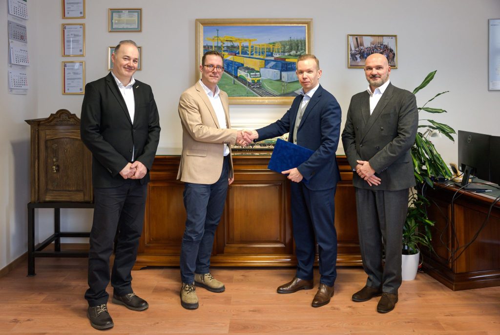 Representatives of Adria Port and Gysev Cargo signing the agreement. Image: LinekdIn © Adria Port Zrt