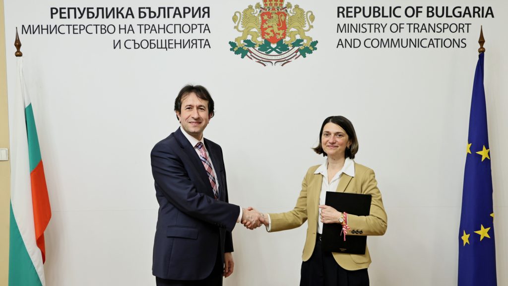 The newly-appointed Bulgarian minister of transport Korman Ismailov and the North Macedonian Ambassador in Bulgaria Agneza Rusi-Popovska after the announcement for the rail border crossing. Image: Bulgarian Ministry of Transport