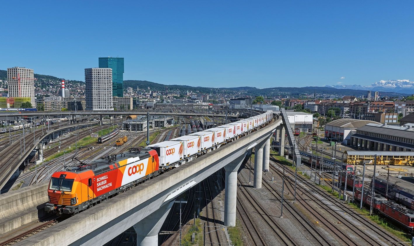 A Coop freight train entering the city of Zurich. © Dario Häusermann