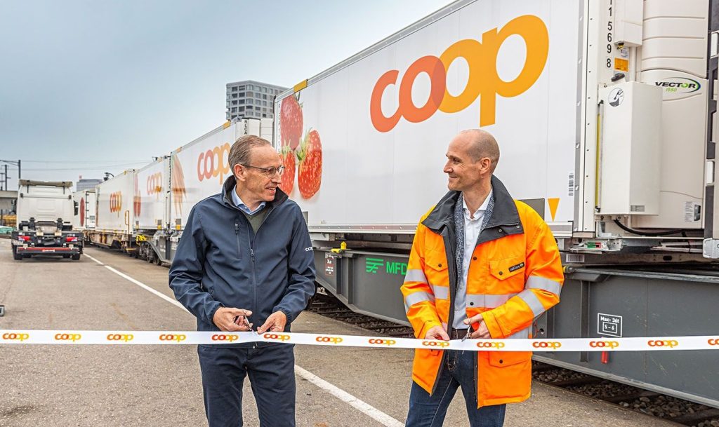 Philipp Wyss, CEO of Coop, and Philipp Wegmüller, Head of Coop's own railway company Railcare, open the railway hub in Zurich. Image: © Coop