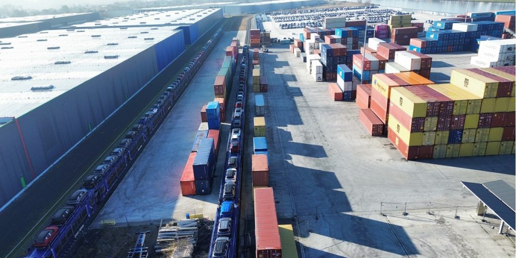 The first train loaded with cars arriving at the Liège Trilogiport. Image: © Port Autonome de Liège