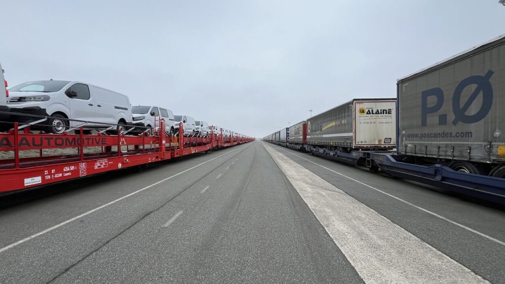 The train loaded with vechiles produced by Stellantis on the left with an intermodal train on the right at the port of Boulogne Calais. Image: LinkedIn © Port Boulogne Calais