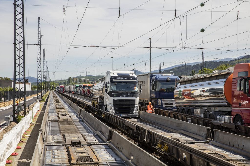 Trucks loaded onto trains for the RoLa service. Image: © RAlpin AG