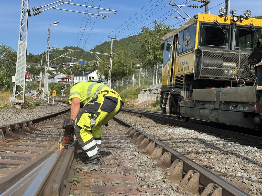 Working along the Ofot Line. Image: © Jernbanedirektoratet/Njål Svingheim