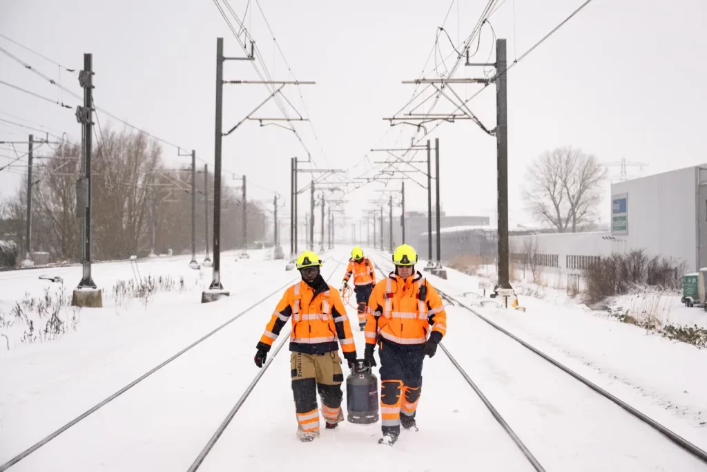 People are working hard in the Netherlands to make sure trains can run smoothly. Image: © ProRail